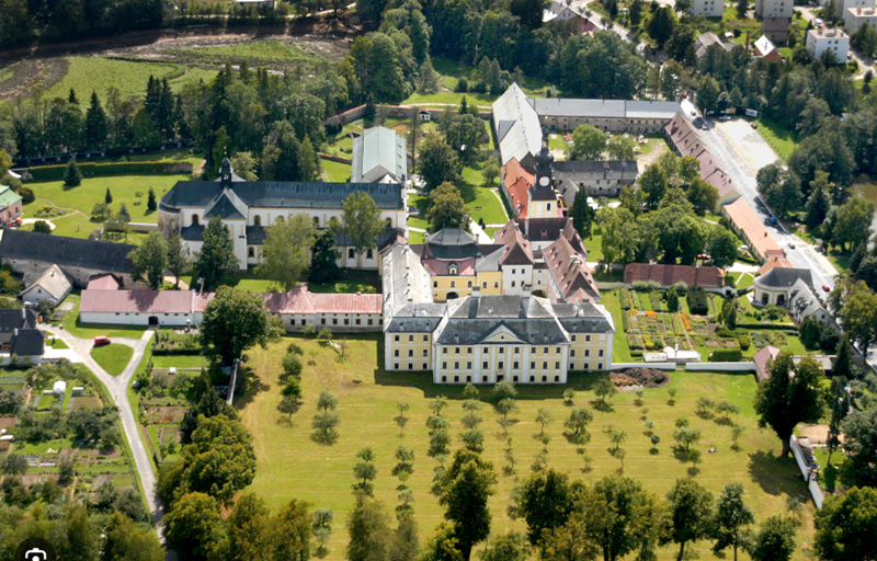 Žďár nad Sázavou, Veřejné budovy - Žďár nad Sázavou, Zámek